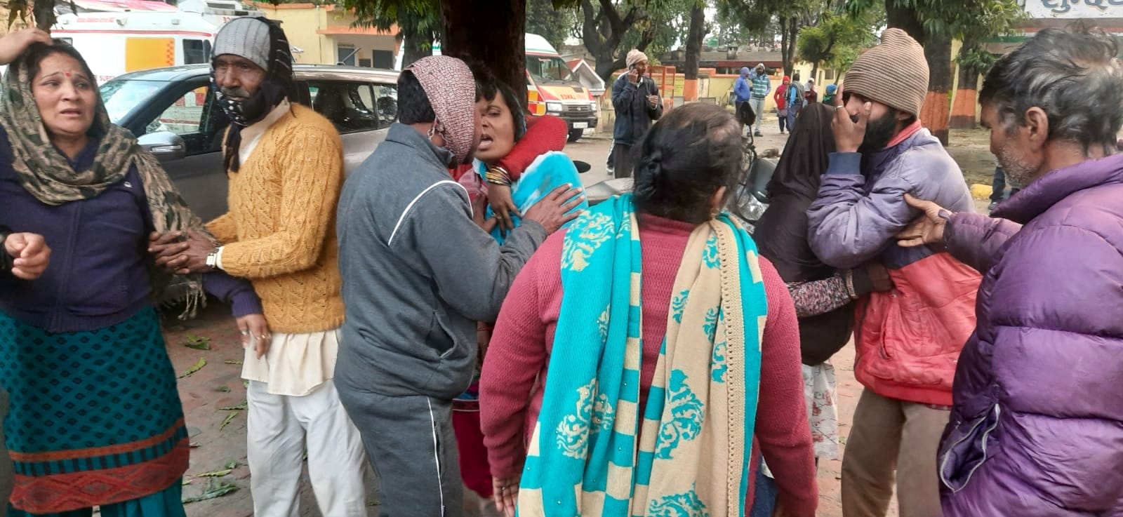 बिजनौर : कोतवाली देहात में सड़क दुर्घटना में दो युवकों की मौत पर विलाप करते परिजन। बिजनौर : कोतवाली देहात में सड़क दुर्घटना में दो युवकों की मौत पर विलाप करते परिजन।