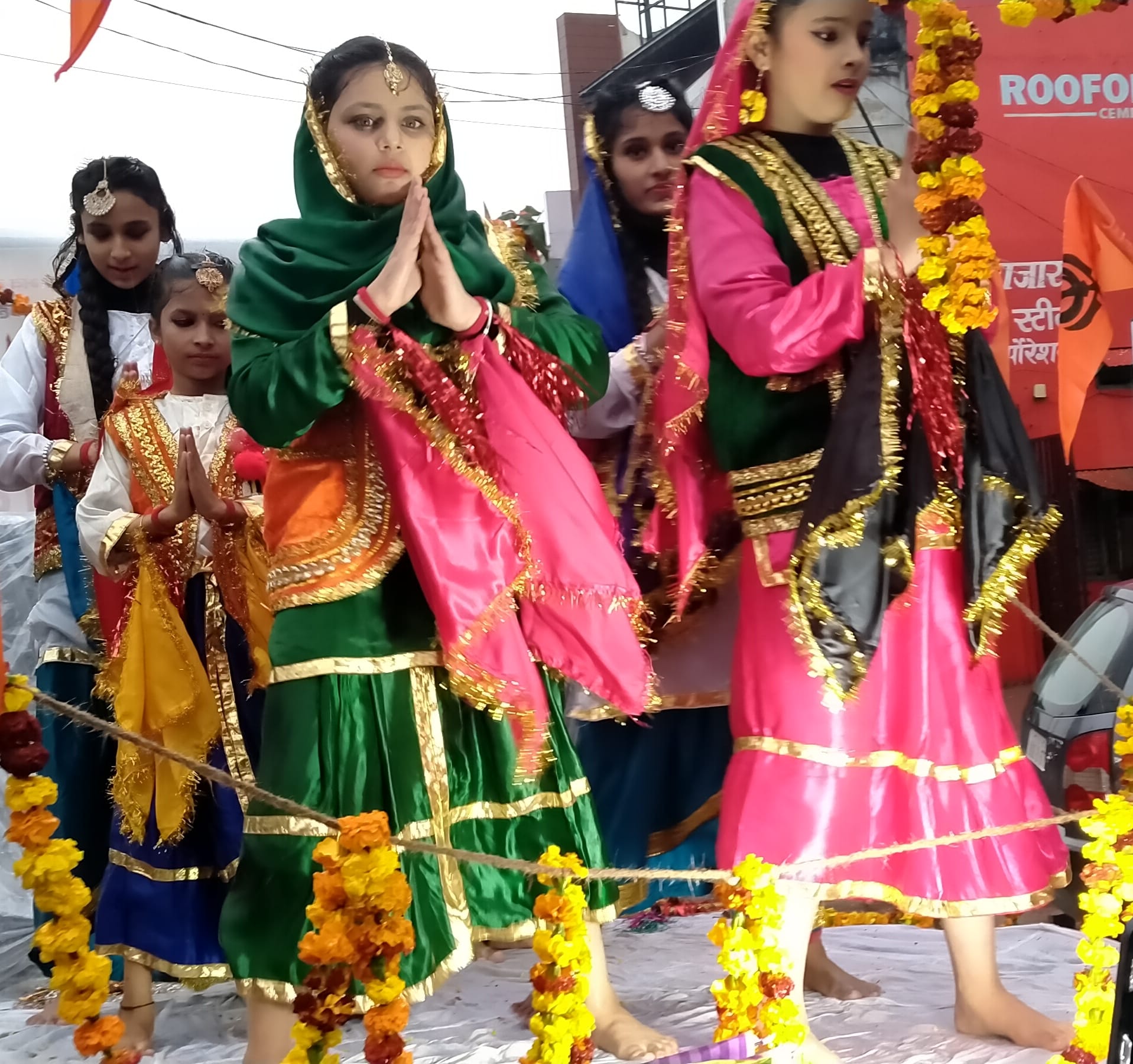 नगर कीर्तन की झांकी में नृत्य करते बच्चे। नगर कीर्तन की झांकी में नृत्य करते बच्चे।