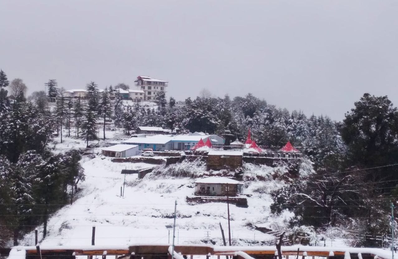 रविवार को बर्फबारी के बाद बर्फ से ढका चायल शहर। संवाद रविवार को बर्फबारी के बाद बर्फ से ढका चायल शहर। संवाद