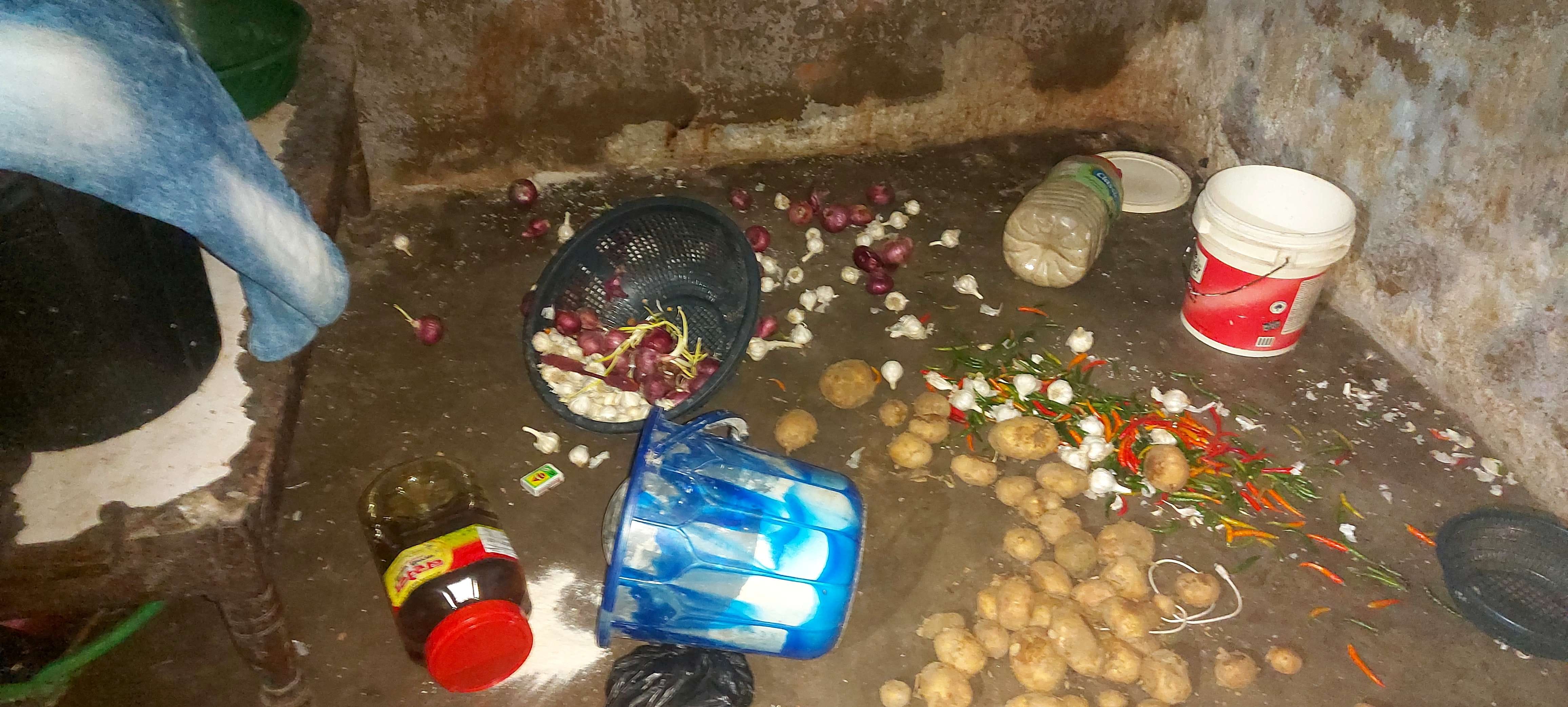 जहानागंज थाना क्षेत्र के बगईचा मुहल्ले में एक अपराधी के घर पर पुलिस द्वारा दबिस के दौरान तोड़-फोड जहानागंज थाना क्षेत्र के बगईचा मुहल्ले में एक अपराधी के घर पर पुलिस द्वारा दबिस के दौरान तोड़-फोड