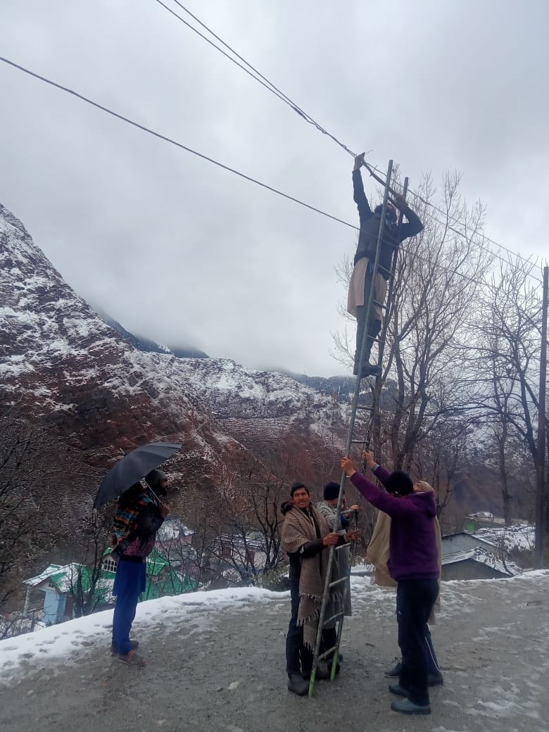 डुग्गन में बिजली लाइन ठीक करते कर्मचारी