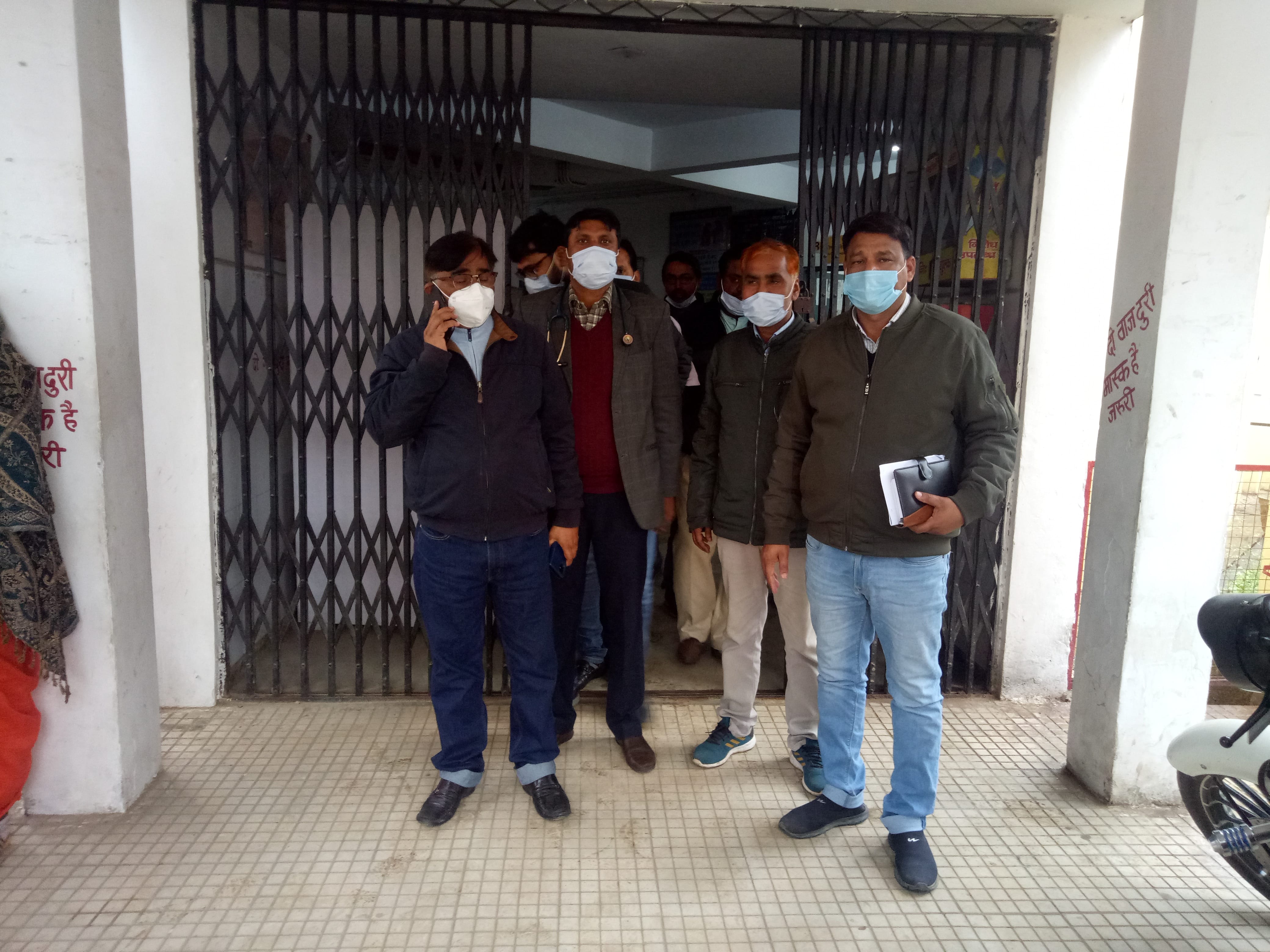 म्योरपुर सामुदायिक स्वास्थ्य केंद्र का निरीक्षण करते सीएमओ डॉ.रमेश सिंह ठाकुर म्योरपुर सामुदायिक स्वास्थ्य केंद्र का निरीक्षण करते सीएमओ डॉ.रमेश सिंह ठाकुर