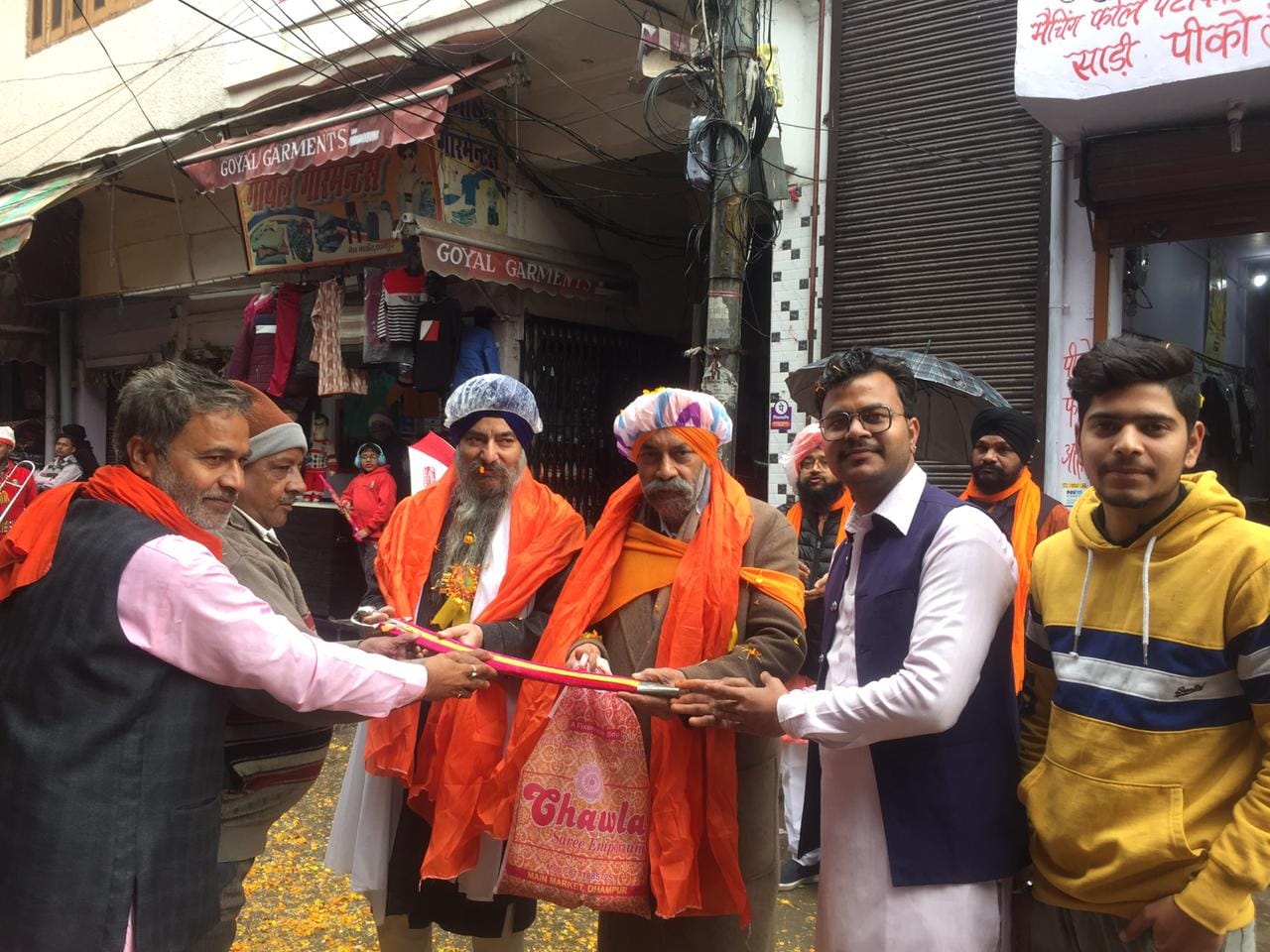 धामपुर में निकले नगर कीर्तन के दौरान गुरूद्वारा कमेटी के प्रधान अमरजीत सिंह व ज्ञानी रघुवीर सिं? धामपुर में निकले नगर कीर्तन के दौरान गुरूद्वारा कमेटी के प्रधान अमरजीत सिंह व ज्ञानी रघुवीर सिं?