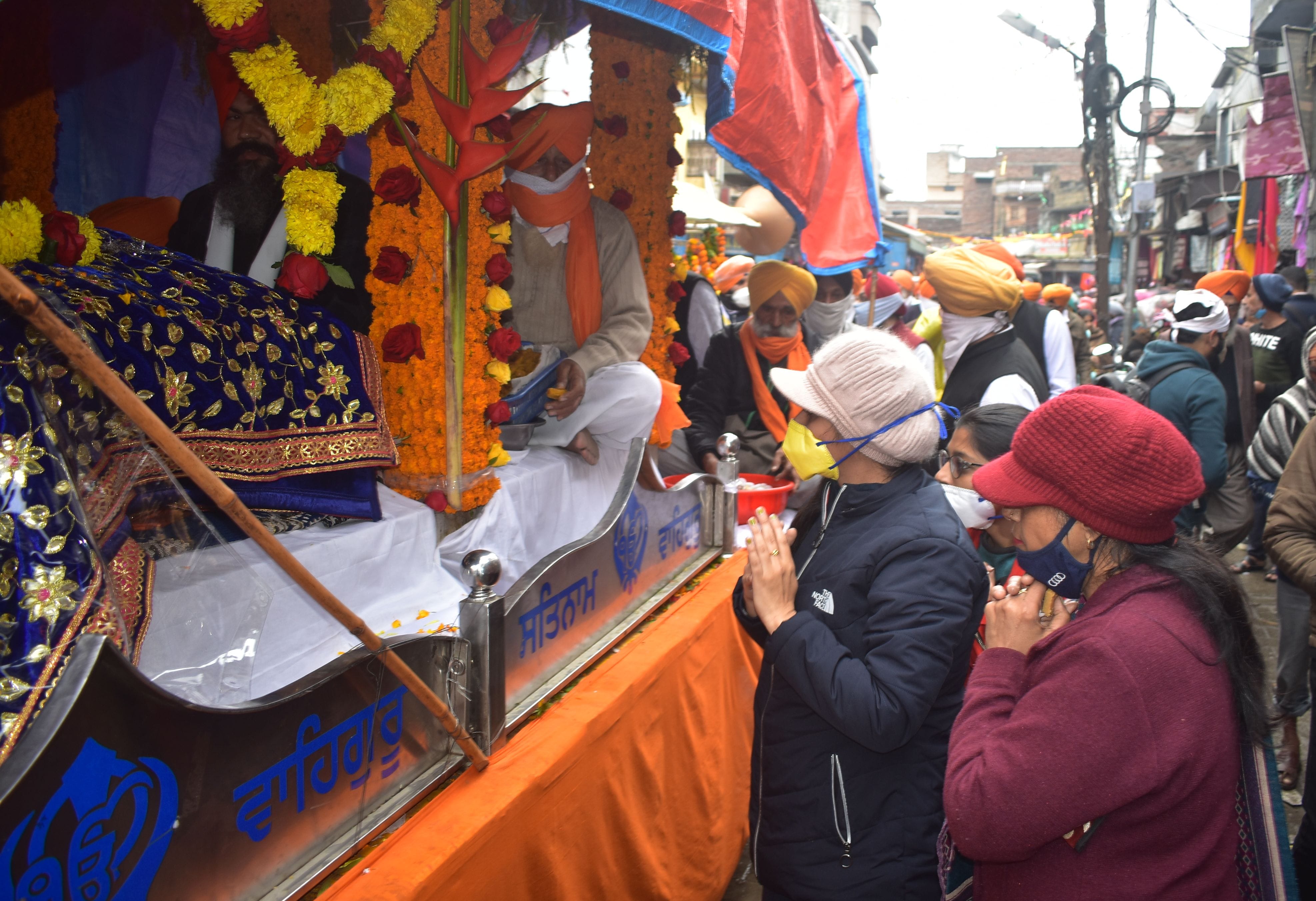 पानीपत। गुरुद्वारा पहली पातशाही द्वारा आयोजित नगर कीर्तन में पालकी के दर्शन कर मन्नत मांगती हु? पानीपत। गुरुद्वारा पहली पातशाही द्वारा आयोजित नगर कीर्तन में पालकी के दर्शन कर मन्नत मांगती हु?