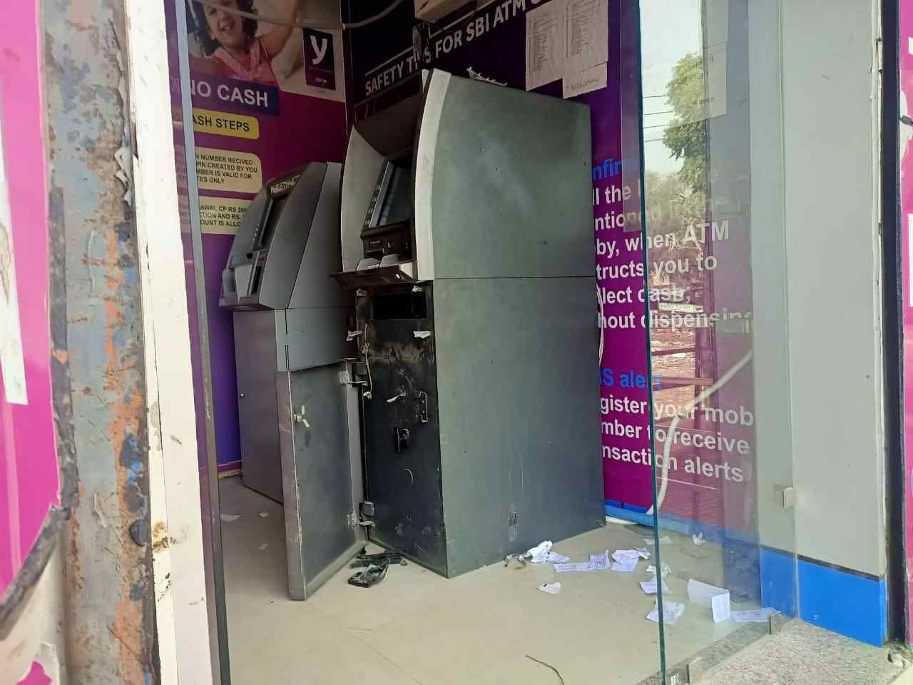  सतनाली में चोरों द्वारा तोड़ी गई एटीएम। संवाद