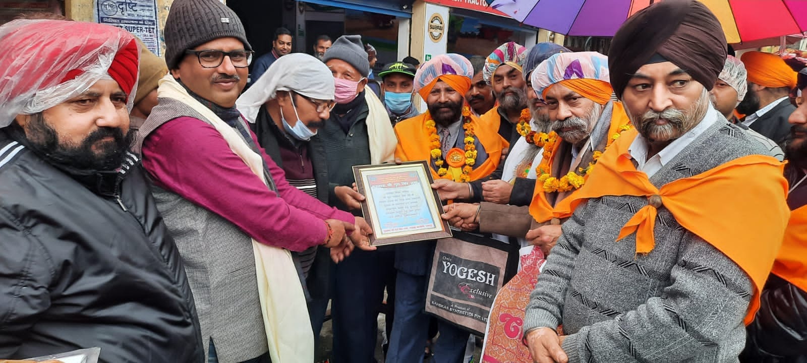 धामपुर में निकले नगर कीर्तन का स्वागत करते हिंदू युवा वाहिनी के मंडल प्रभारी डा. एनपी सिंह व अन्य ? धामपुर में निकले नगर कीर्तन का स्वागत करते हिंदू युवा वाहिनी के मंडल प्रभारी डा. एनपी सिंह व अन्य ?