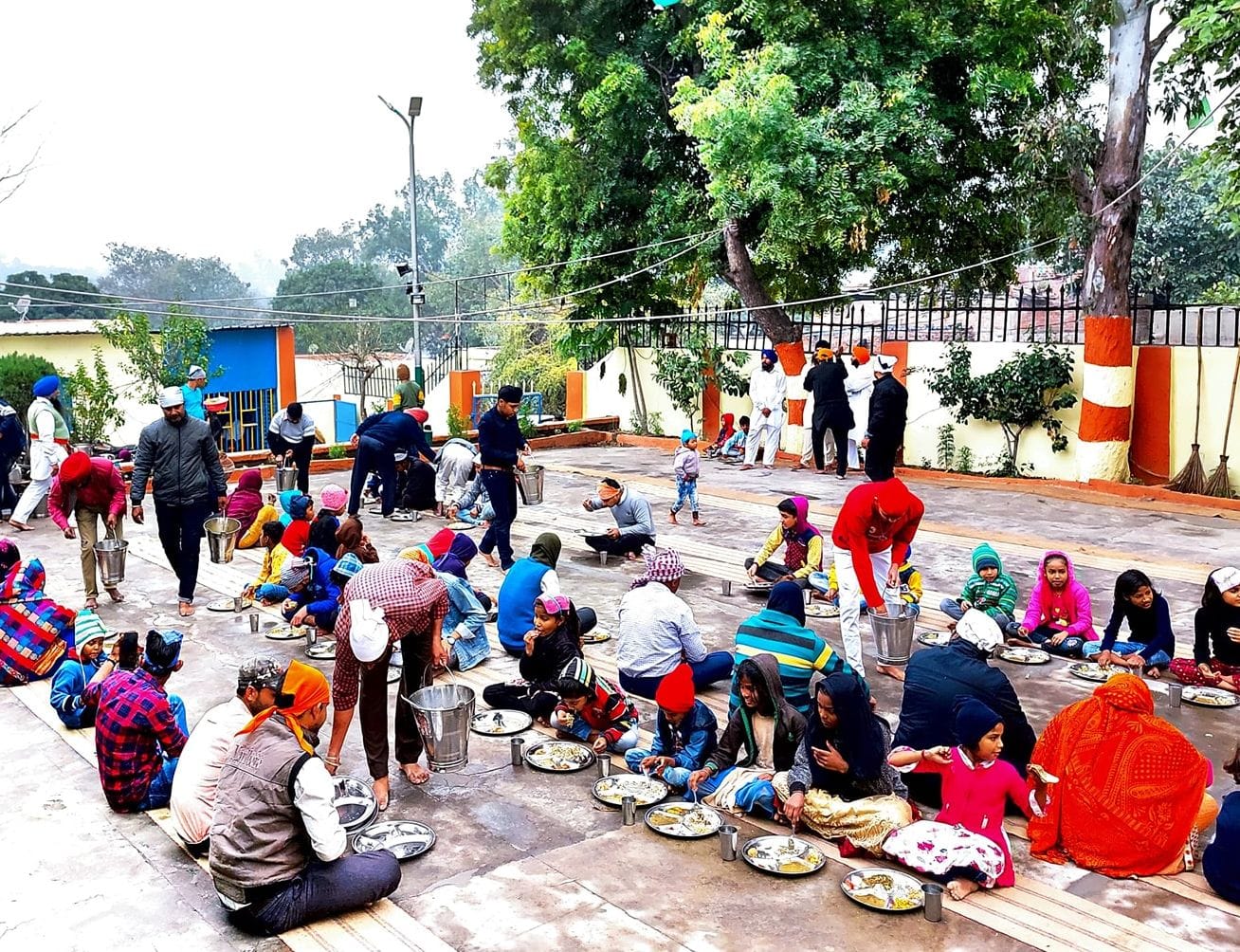 रेणुकूट स्थित गुरुद्वरा में गुरु गोविंद सिंह जयंती लंगर में प्रसाद ग्रहण करते लोग। रेणुकूट स्थित गुरुद्वरा में गुरु गोविंद सिंह जयंती लंगर में प्रसाद ग्रहण करते लोग।
