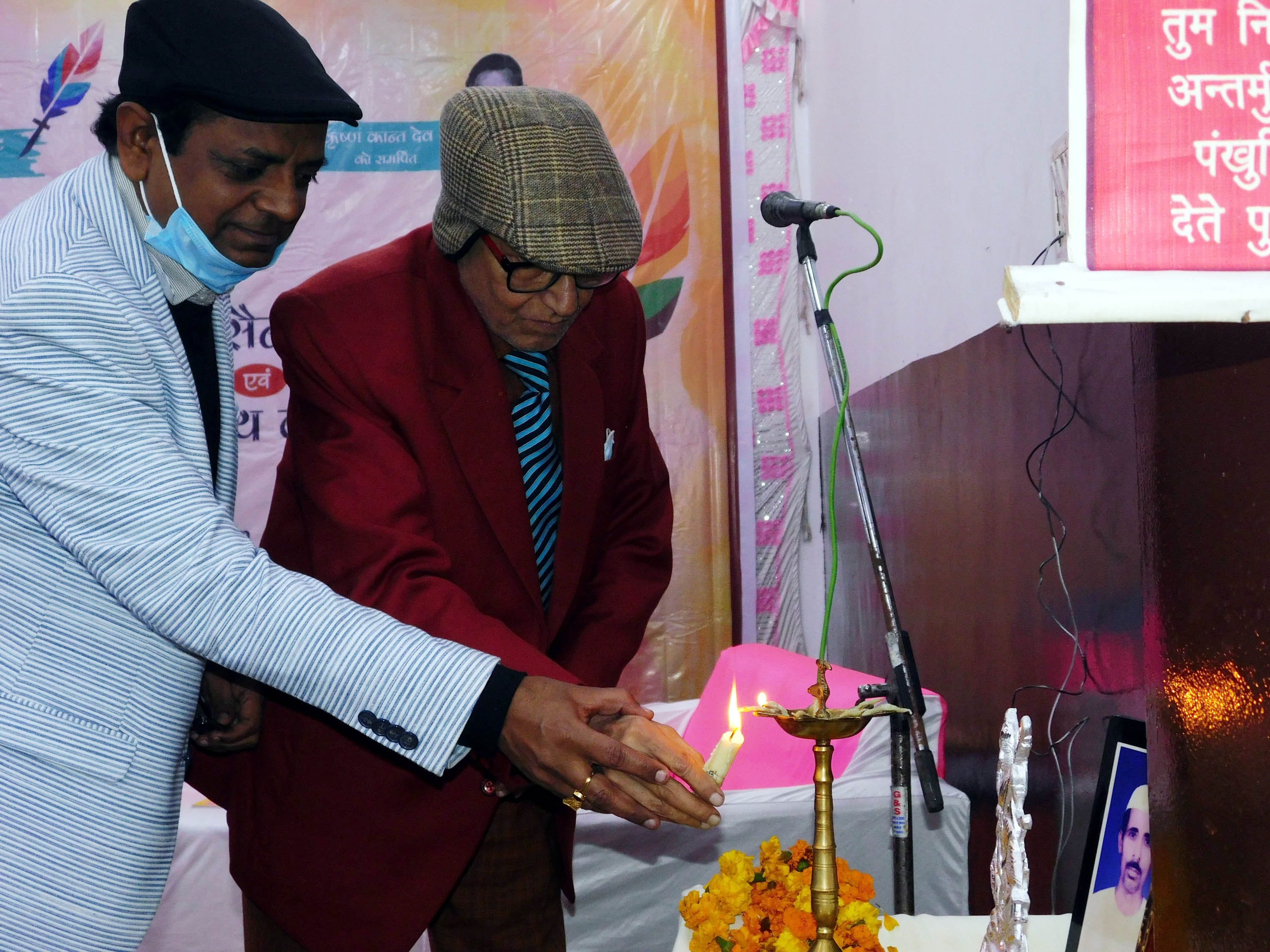 कवि सम्मेलन में दीप प्रज्ज्वलित करते गीतकर सोम ठाकुर, डॉ. विष्णु सक्सेना।   संवाद