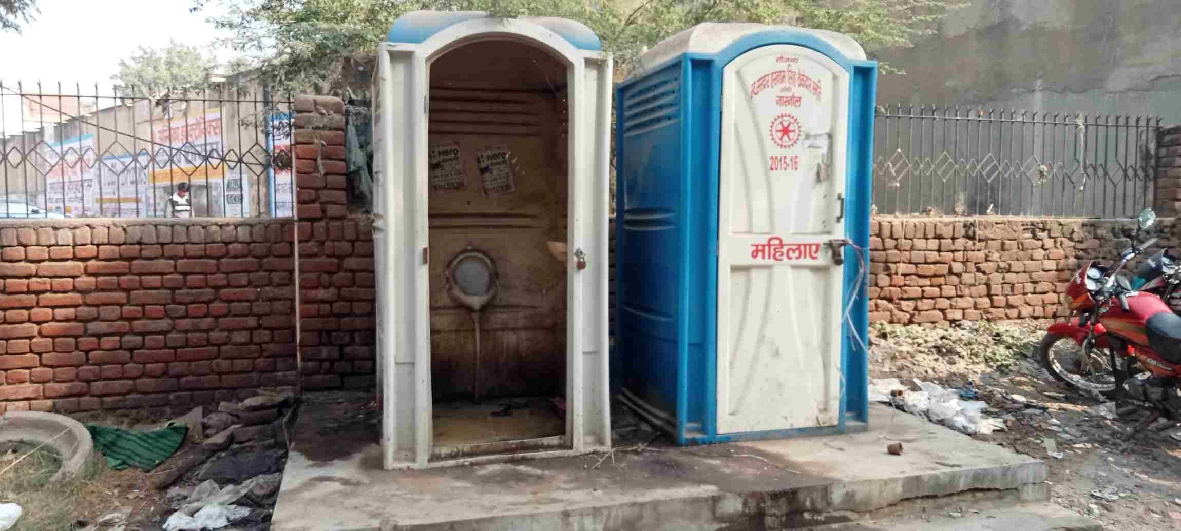 विश्राम गृह के सामने रखे शौचालय का टूटा गेट । संवाद विश्राम गृह के सामने रखे शौचालय का टूटा गेट । संवाद