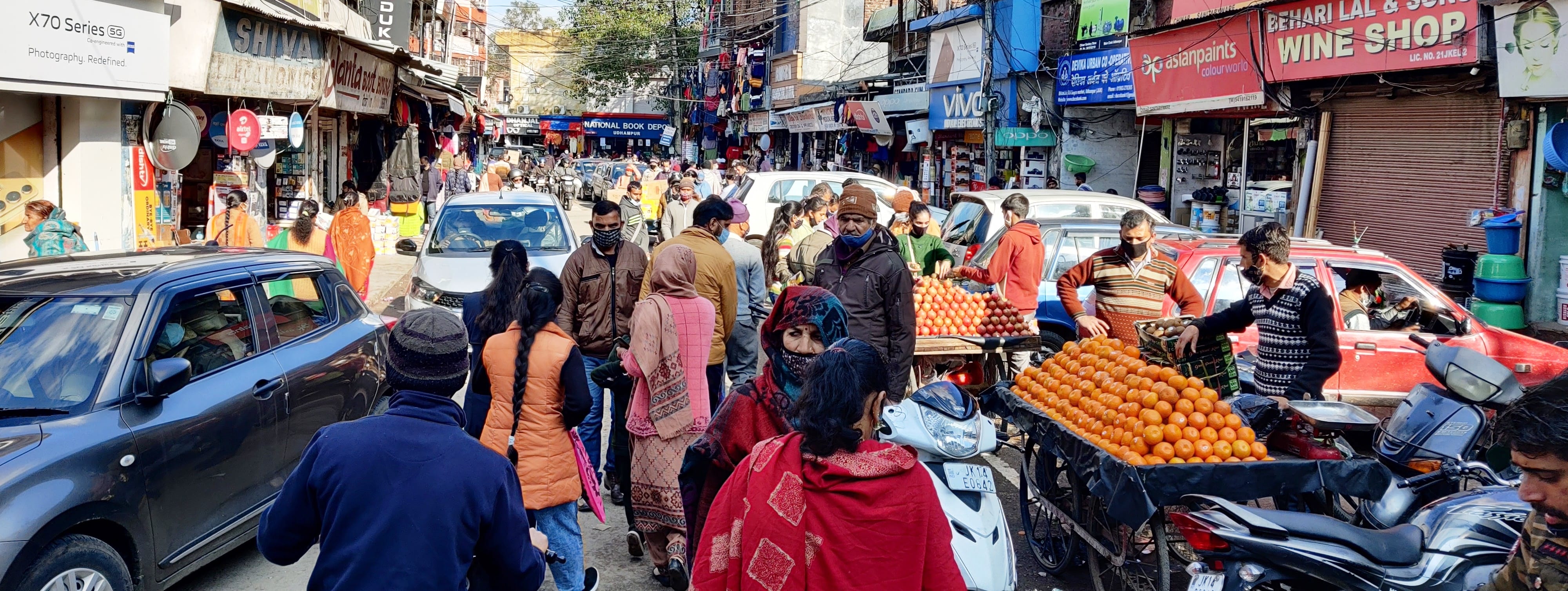 ऊधमपुर: धूप चढ़ते ही बाजारों में खरीदारी करते लोग ऊधमपुर: धूप चढ़ते ही बाजारों में खरीदारी करते लोग