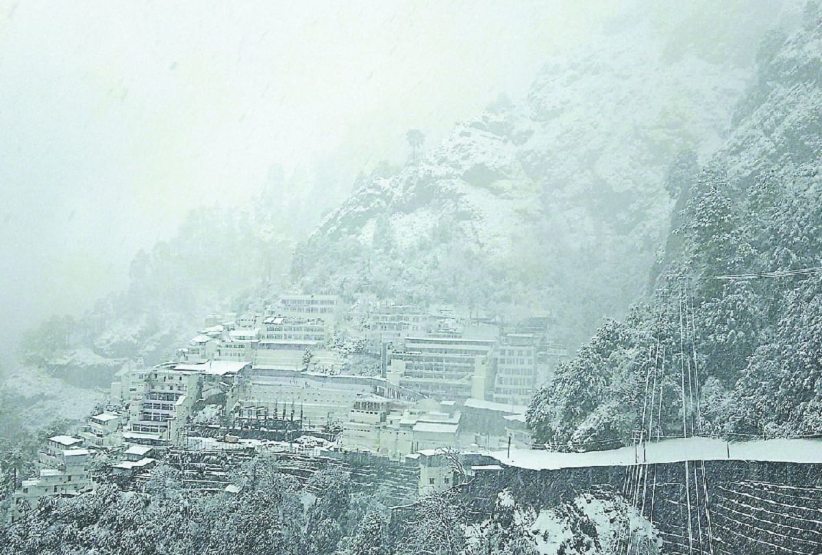 बर्फबारी के बाद वैष्णो देवी भवन का नजारा।