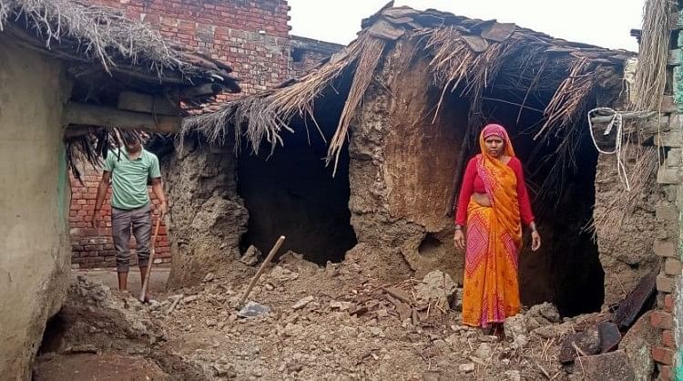 Kutcha Les maisons de deux agriculteurs se sont effondrées sous la pluie