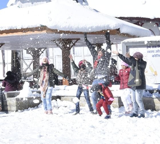 Le temps est ouvert, les touristes s’amusent dans la neige