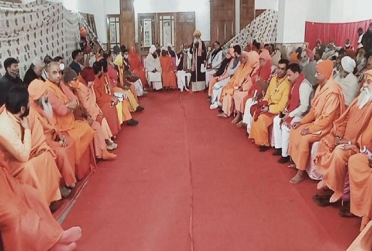 Les saints de Vrindavan ont adopté une motion de condamnation contre le président de la Fondation Braj