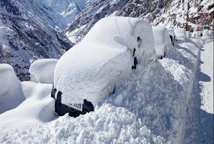 Mise à jour météo Himachal : deux morts à Himachal, des chutes de neige ont bloqué des centaines de routes, une panne de courant dans des milliers de villages, des touristes bloqués