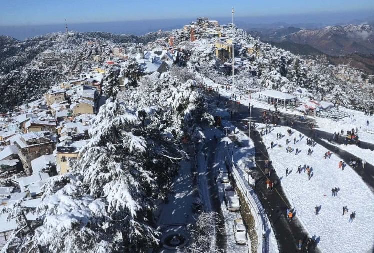 La reine des montagnes Shimla enveloppée dans la neige qui brille comme de l’argent dès que le temps s’ouvre, les touristes s’amusent, voient de superbes photos