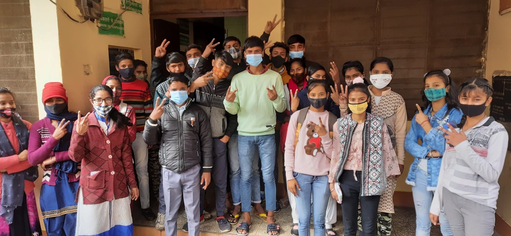 अमीनगर सराय में वैक्सीन लगवाने के बाद खुशी का इजहार करते किशोर अमीनगर सराय में वैक्सीन लगवाने के बाद खुशी का इजहार करते किशोर
