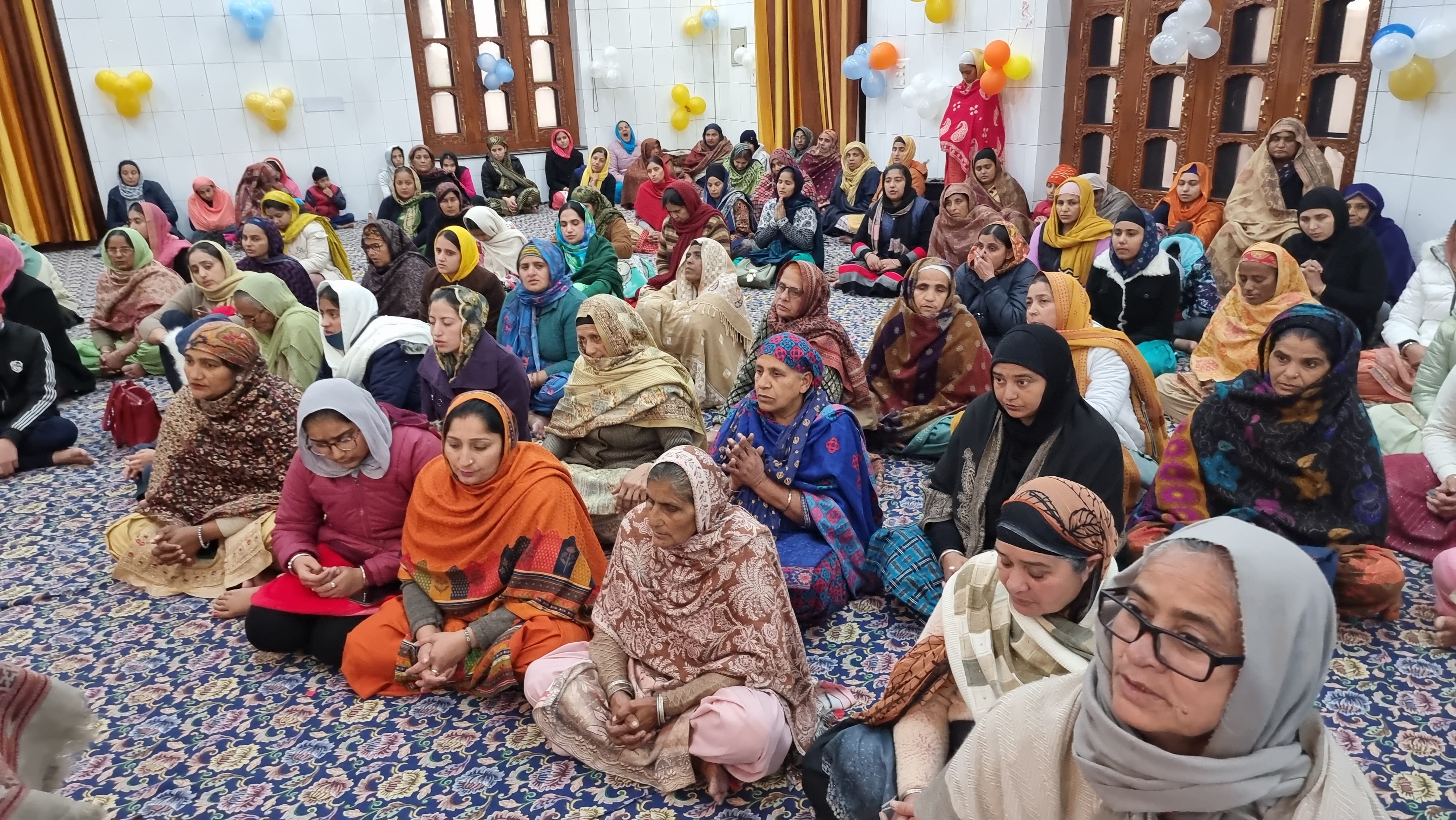 गुरुद्वारा मंढोखरा साहिब पातशाही नवीं मं शबद कीर्तन सुनती संगत। संवाद गुरुद्वारा मंढोखरा साहिब पातशाही नवीं मं शबद कीर्तन सुनती संगत। संवाद