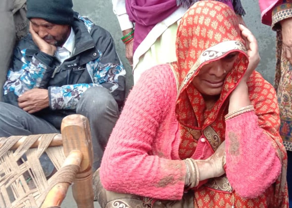 बुढ़सैनी गांव में फौजी बबलू की हत्या के बाद विलाप करते परिजन
