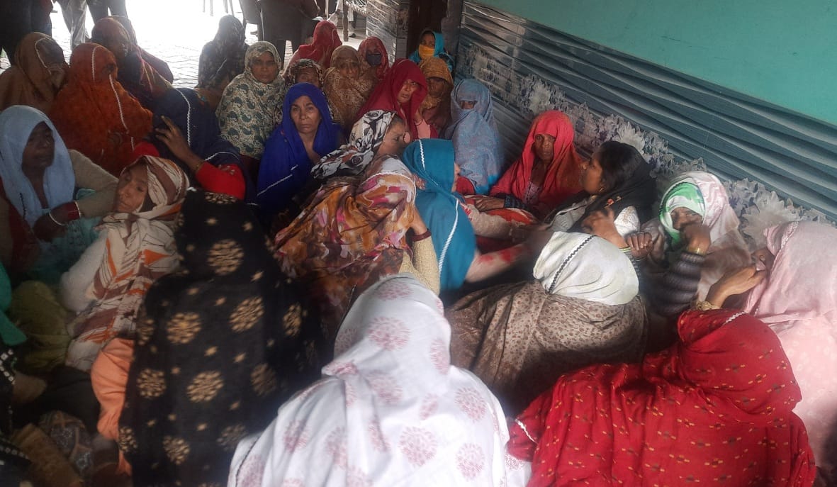 बागपत के गढ़ी कलंजरी गांव में बच्चे की मौत के बाद गमगीन परिजन। बागपत के गढ़ी कलंजरी गांव में बच्चे की मौत के बाद गमगीन परिजन।