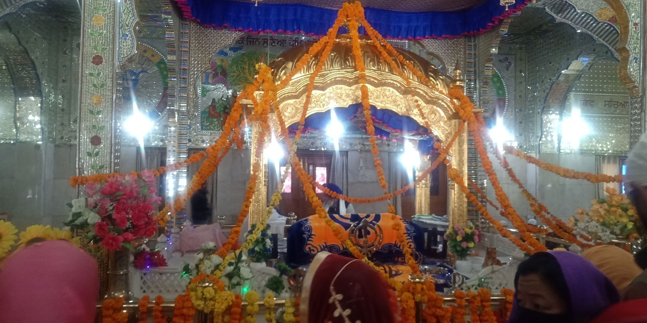 नानकमत्ता साहिब में फूलों से सजा श्री दरबार साहिब