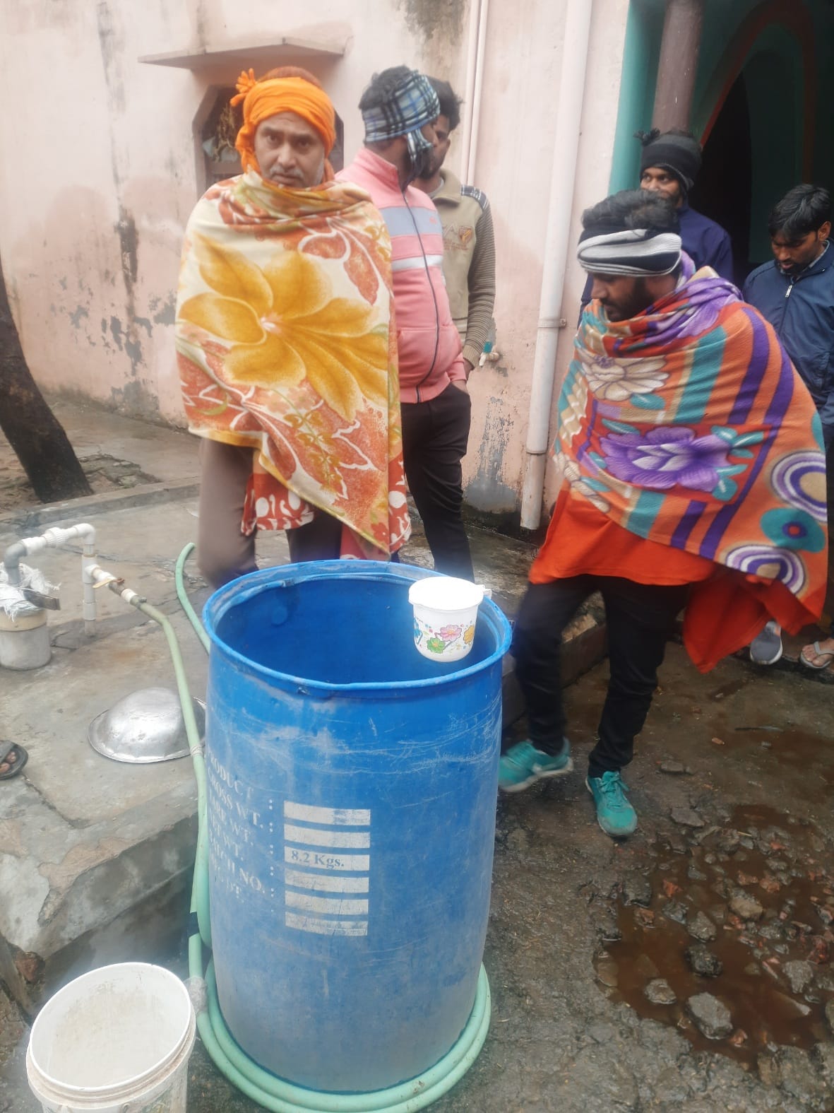 बागपत के गांव गढ़ी कलंजरी में घर में रखे पानी के इसी ड्रम में मिला था बच्चा। बागपत के गांव गढ़ी कलंजरी में घर में रखे पानी के इसी ड्रम में मिला था बच्चा।