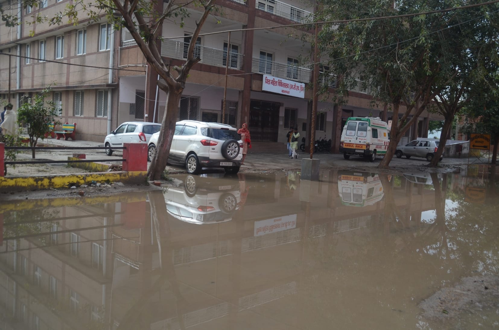 बागपत के जिला महिला अस्पताल के बाहर भरा बारिश का पानी