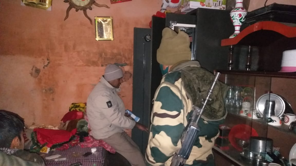 चोरी की घटना के बाद जांच करती पुलिस