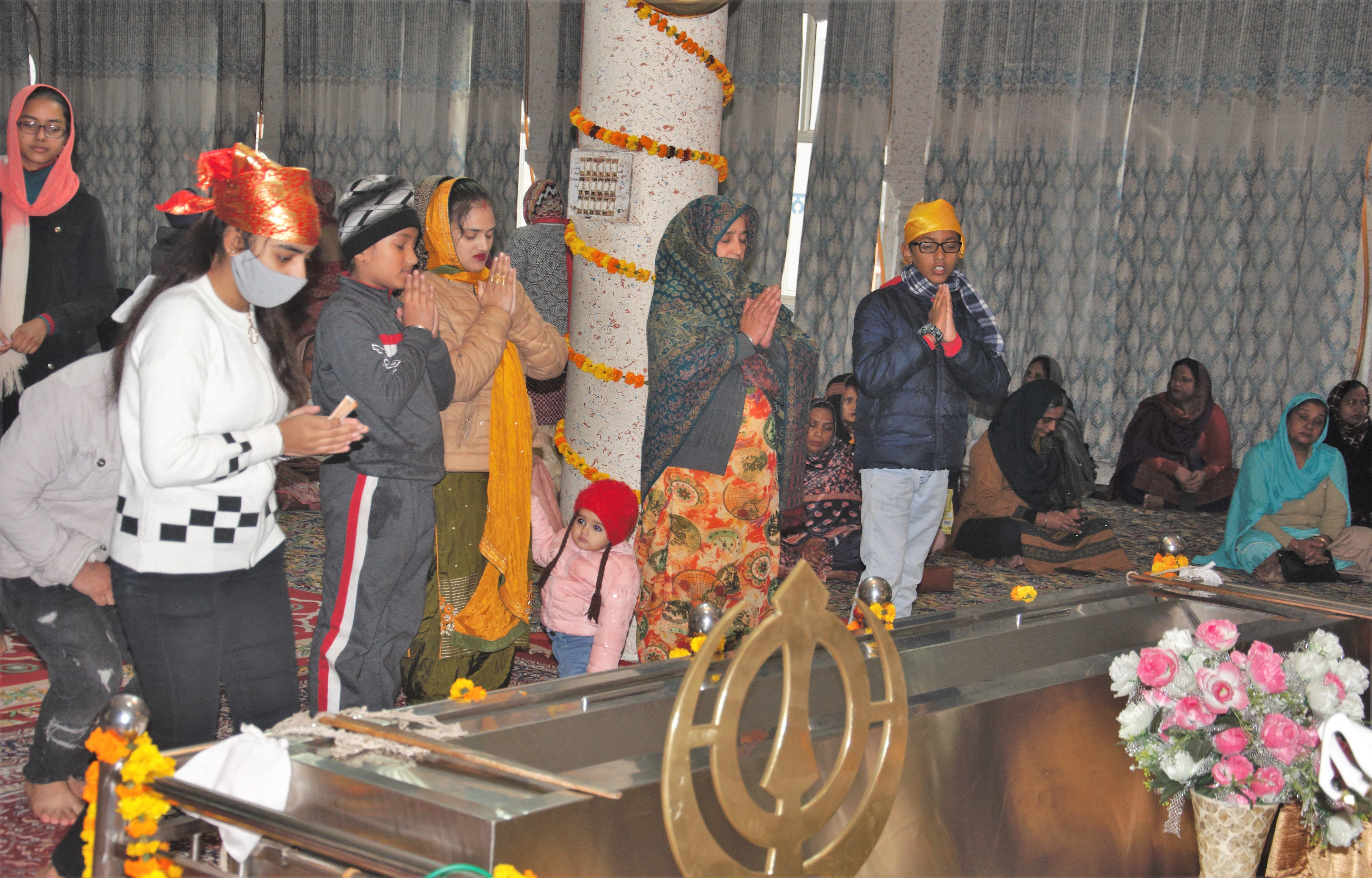 गुरुद्वारा छठी पातशाही में श्री गुरु ग्रंथ साहिब जी के समक्ष शीश नवाती संगत। संवाद गुरुद्वारा छठी पातशाही में श्री गुरु ग्रंथ साहिब जी के समक्ष शीश नवाती संगत। संवाद
