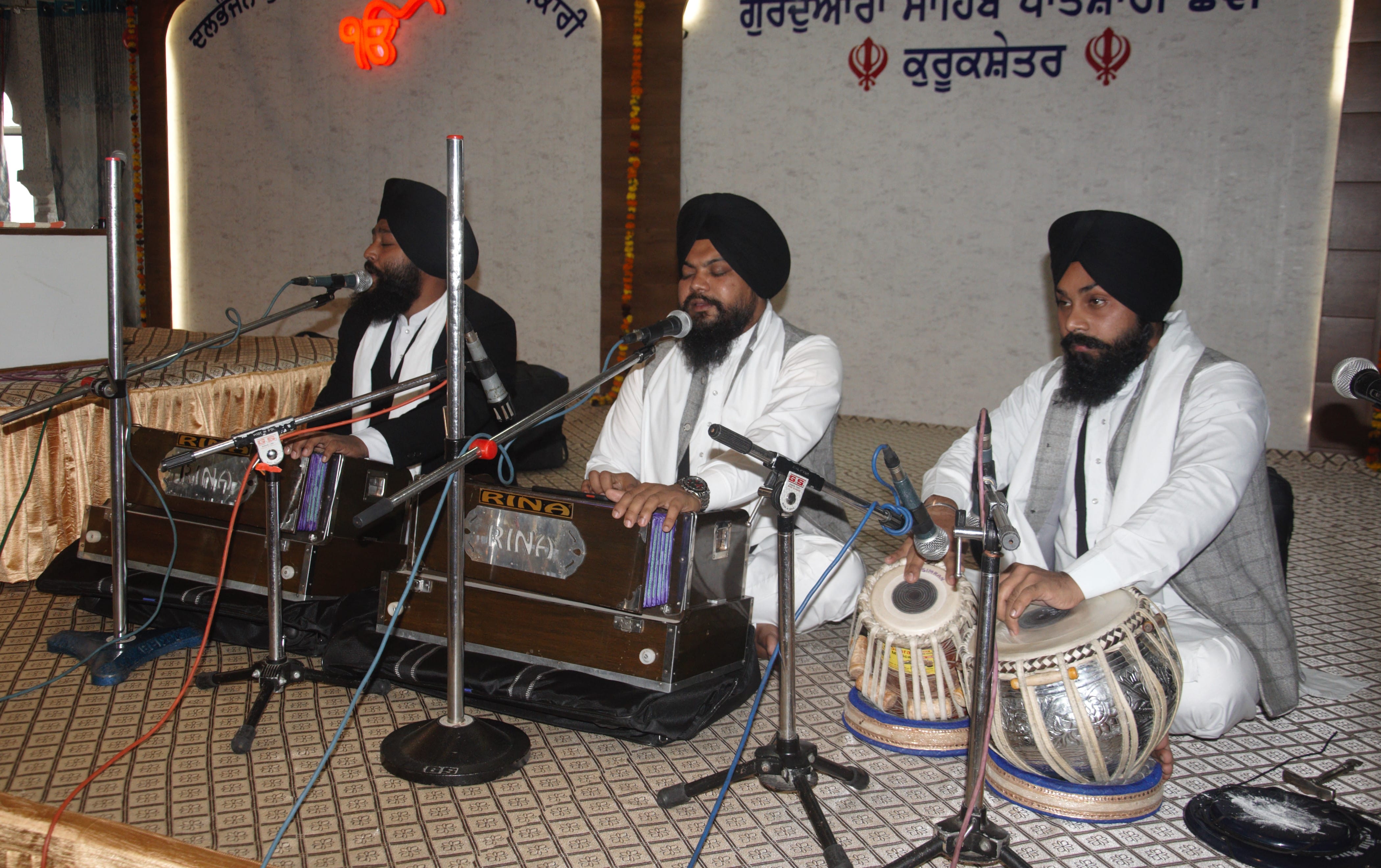 गुरुद्वारा छठी पातशाही में शबद कीर्तन करता रागी जत्था। संवाद गुरुद्वारा छठी पातशाही में शबद कीर्तन करता रागी जत्था। संवाद