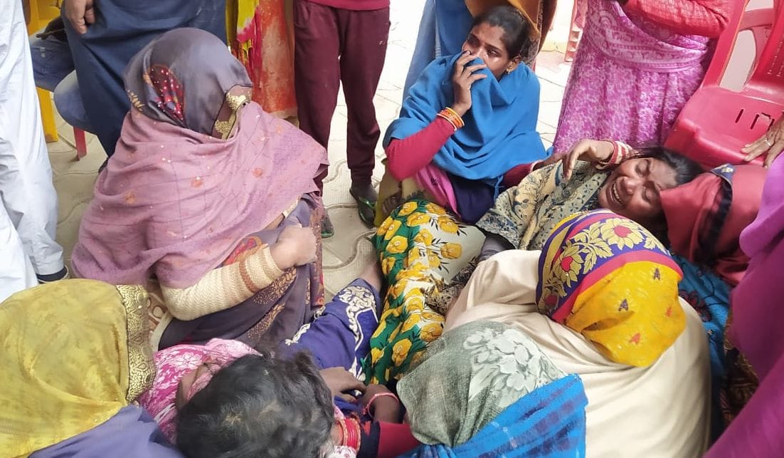 रोते बिलखते मृतक पूनम के परिजन। संवाद रोते बिलखते मृतक पूनम के परिजन। संवाद