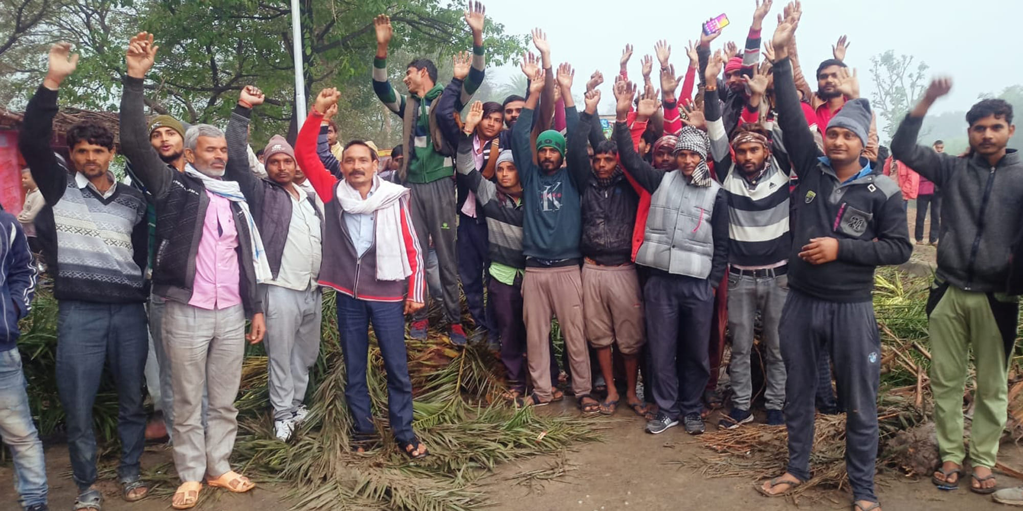 राठ के नौहाई गांव में पनवाड़ी रोड पर जाम लगाकर नारेबाजी करते किसान राठ के नौहाई गांव में पनवाड़ी रोड पर जाम लगाकर नारेबाजी करते किसान
