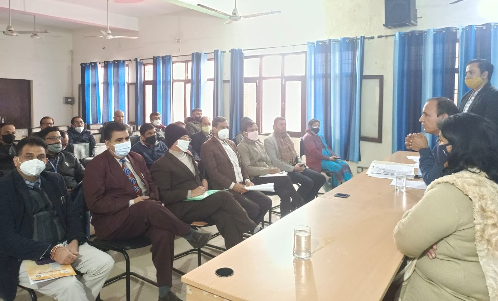 डीईईओ कार्यालय पर नियम 134ए के तहत पात्र विद्यार्थियों के दाखिले को लेकर बातचीत करते डीईईओ बिजेंद?