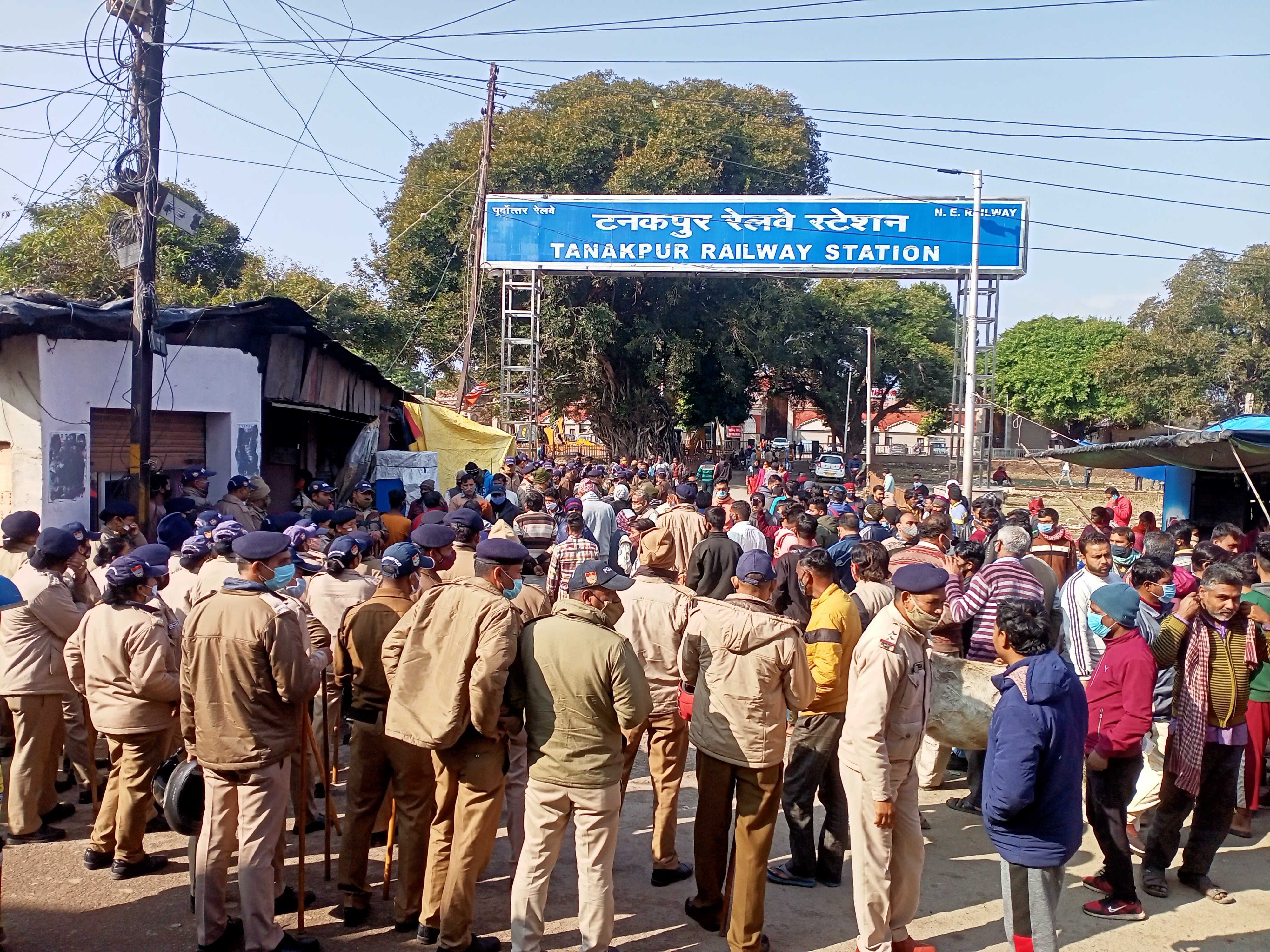 टनकपुर में रेलवे की अतिक्रमण हटाने की कार्रवाई के दौरान मौजूद भीड़ और पुलिस कर्मी। संवाद न्यूज ए? टनकपुर में रेलवे की अतिक्रमण हटाने की कार्रवाई के दौरान मौजूद भीड़ और पुलिस कर्मी। संवाद न्यूज ए?