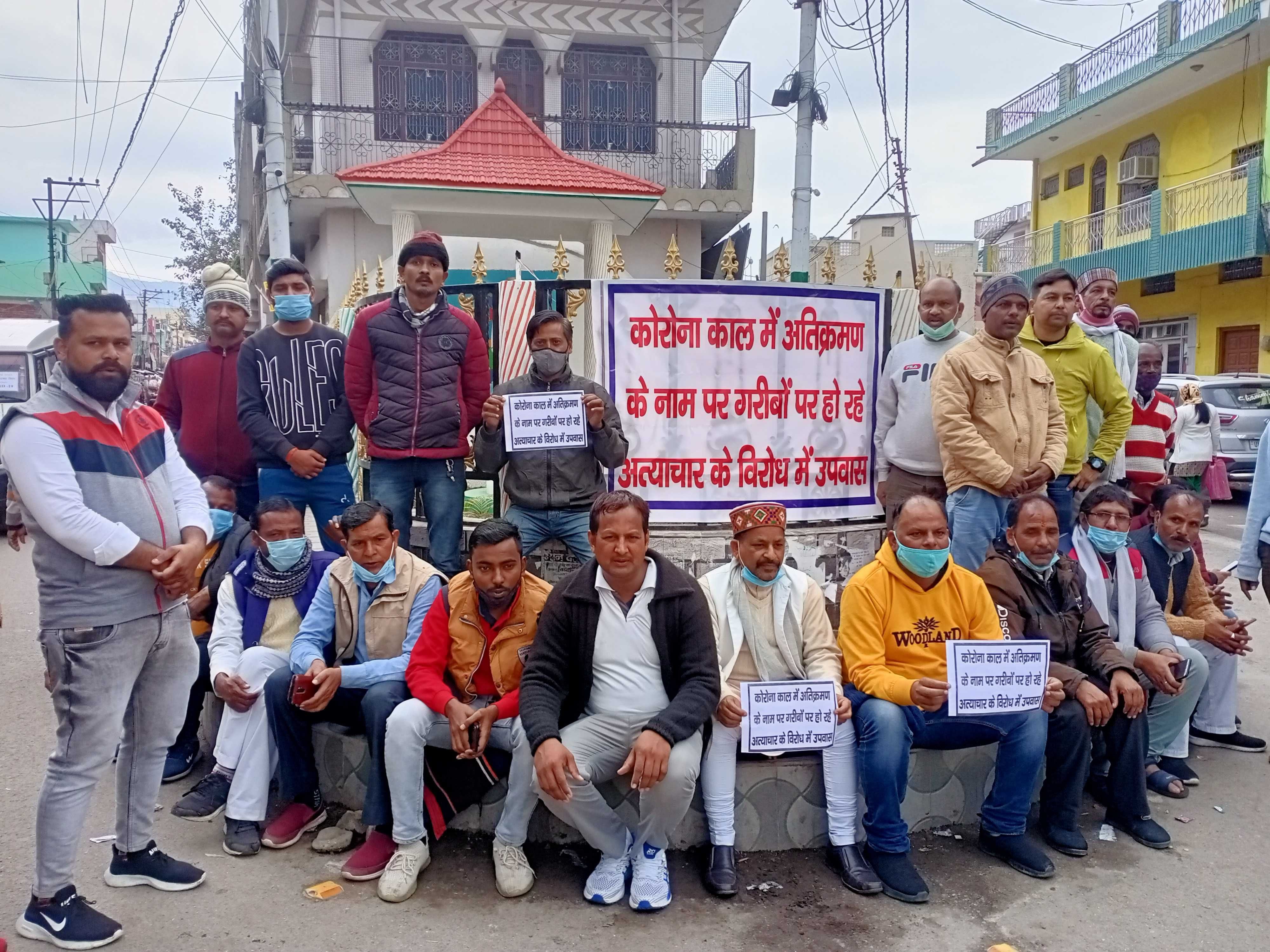टनकपुर में रेलवे की अतिक्रमण हटाने की कार्रवाई के विरोध में उपवास करते पूर्व विधायक हेमेश खर्कव? टनकपुर में रेलवे की अतिक्रमण हटाने की कार्रवाई के विरोध में उपवास करते पूर्व विधायक हेमेश खर्कव?