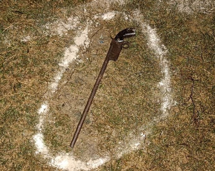 घटना स्थल पर पड़ा बदमाशों का असलहा। संवाद घटना स्थल पर पड़ा बदमाशों का असलहा। संवाद