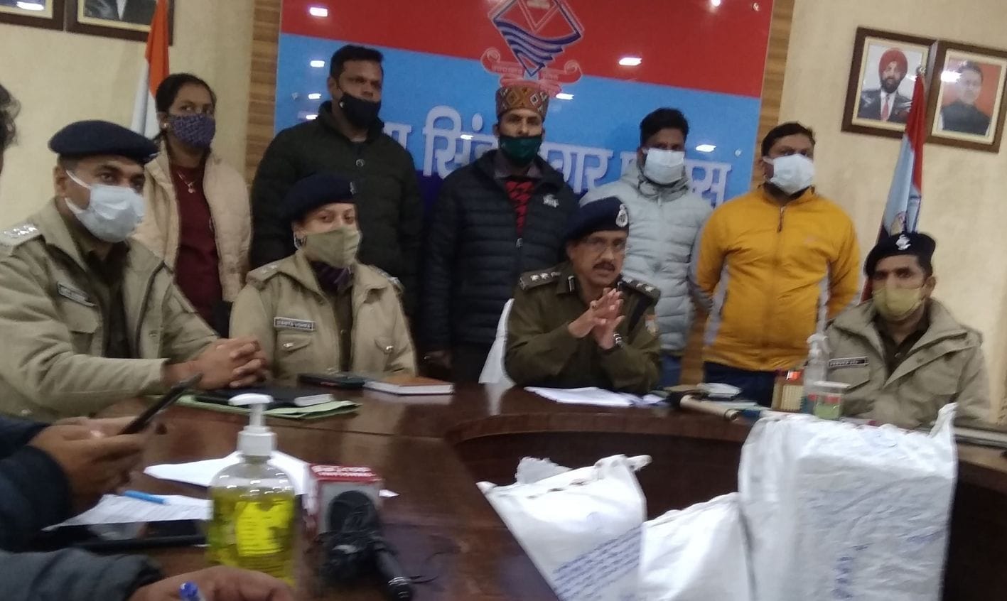 रुद्रपुर में गांजे की तस्करी का खुलासा करते एसएसपी डीएस कुंवर व एसपी ममता बोहरा।