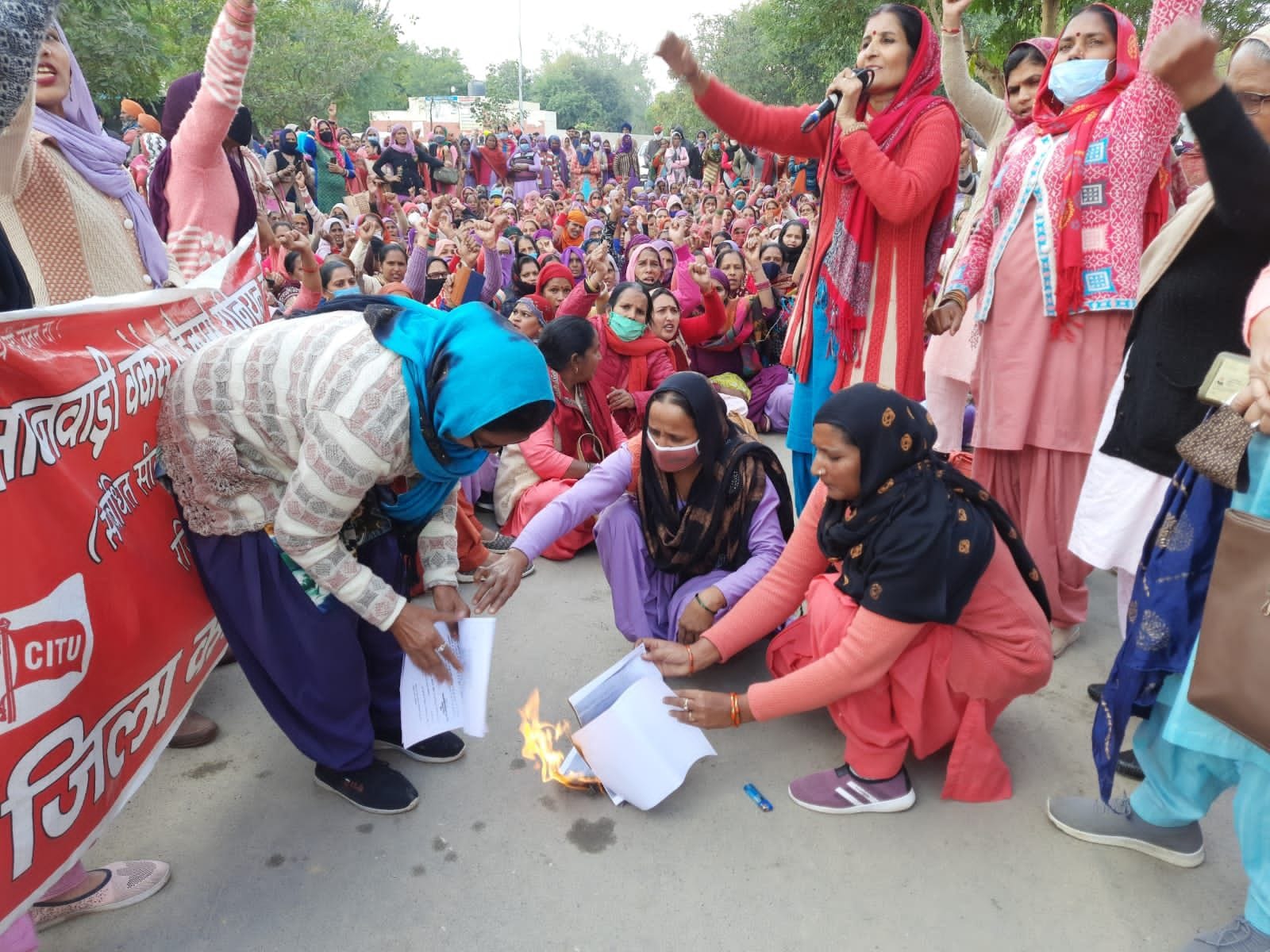 लघु सचिवालय मे पत्र जलाती महिलाएं लघु सचिवालय मे पत्र जलाती महिलाएं