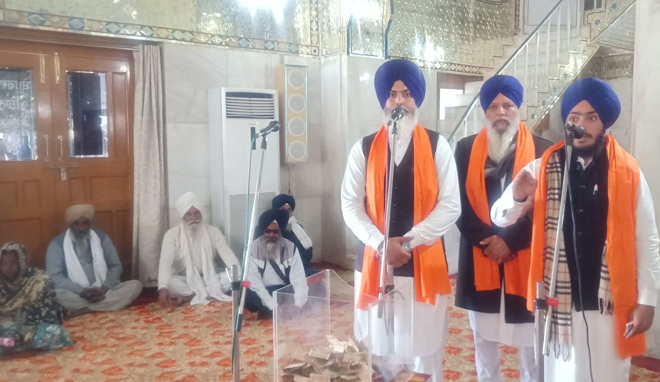 नानकमत्ता में प्रकाश पर्व पर सजे धार्मिक दीवान में संगत को निहाल करता स्वर्ण सिंह नेपाल का कविसर?