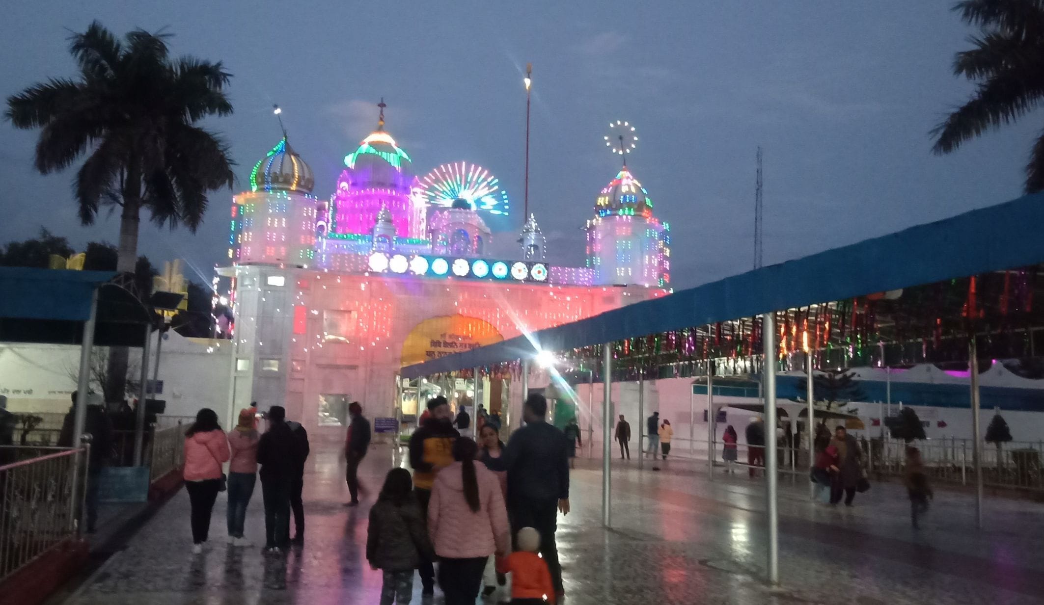 नानकमत्ता में दशम पिता गुरु गोविंद सिंह जी महाराज के प्रकाश पर्व पर विद्युत झालरों की रोशनी में श