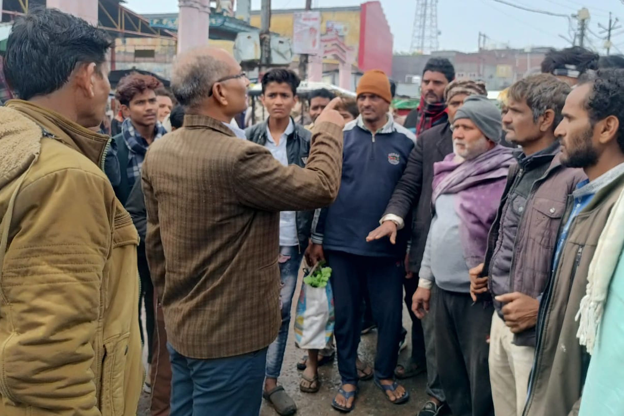 राठ के रामलीला मैदान में रोड जाम किए किसानों को समझाते एसडीएम राजेश मिश्रा राठ के रामलीला मैदान में रोड जाम किए किसानों को समझाते एसडीएम राजेश मिश्रा