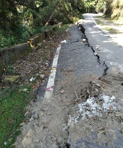 Jalan buruk di Ranikhet
