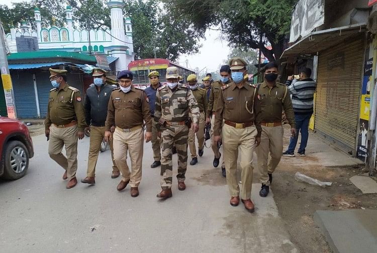 Des soldats ont parcouru la marche à Baskhari et à Akbarpur