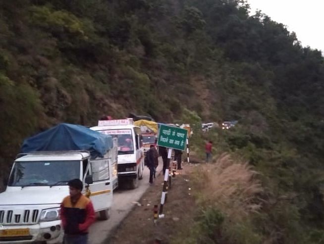 Camion coincé sur l’autoroute à Amsaur, bloqué pendant trois heures