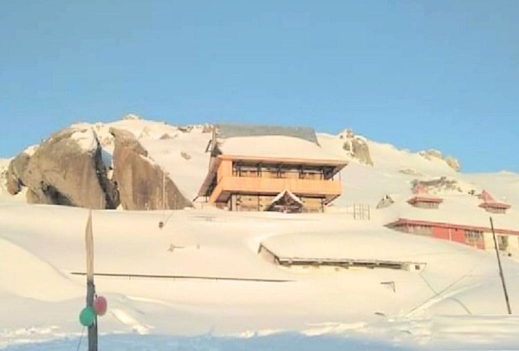 12 Kaki Salju Turun Di Churdhar Dalam Empat Hari, Toko-toko Dan Dhabha Dikuburkan