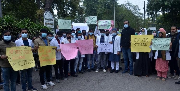 Aligarh News – Aligarh : Manifestation des médecins du système Unani pour non-paiement de salaire