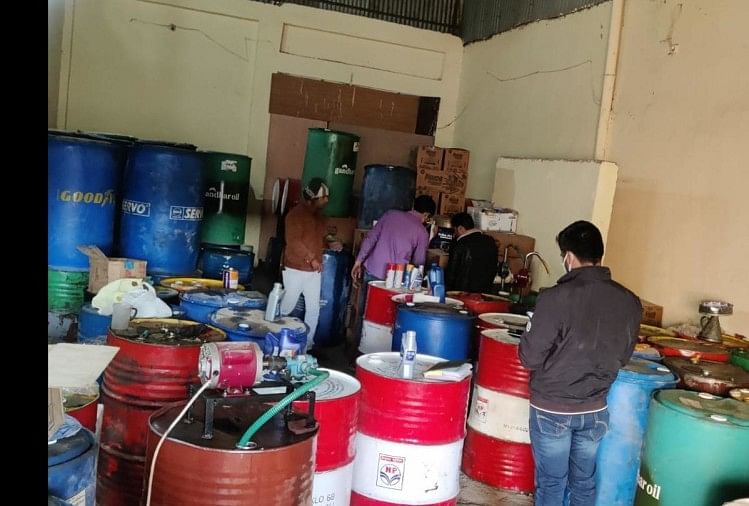 Indore: Digunakan Untuk Menjual Minyak Palsu Dan Palsu Atas Nama Perusahaan Bermerek, Minyak Dan Mesin Senilai Lakh Rupee Disita