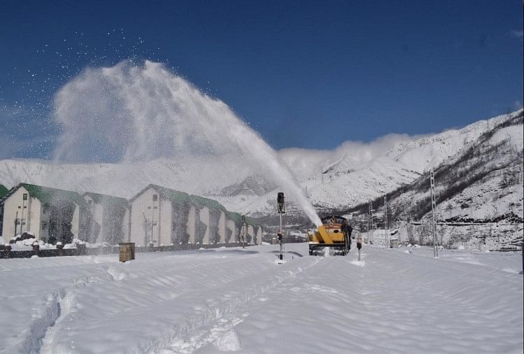 कश्मीर में बर्फबारी