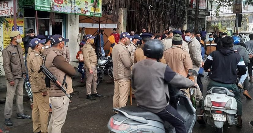 रुद्रपुर आवास विकास में खड़े पुलिस कर्मी व लगी भीड़। रुद्रपुर आवास विकास में खड़े पुलिस कर्मी व लगी भीड़।