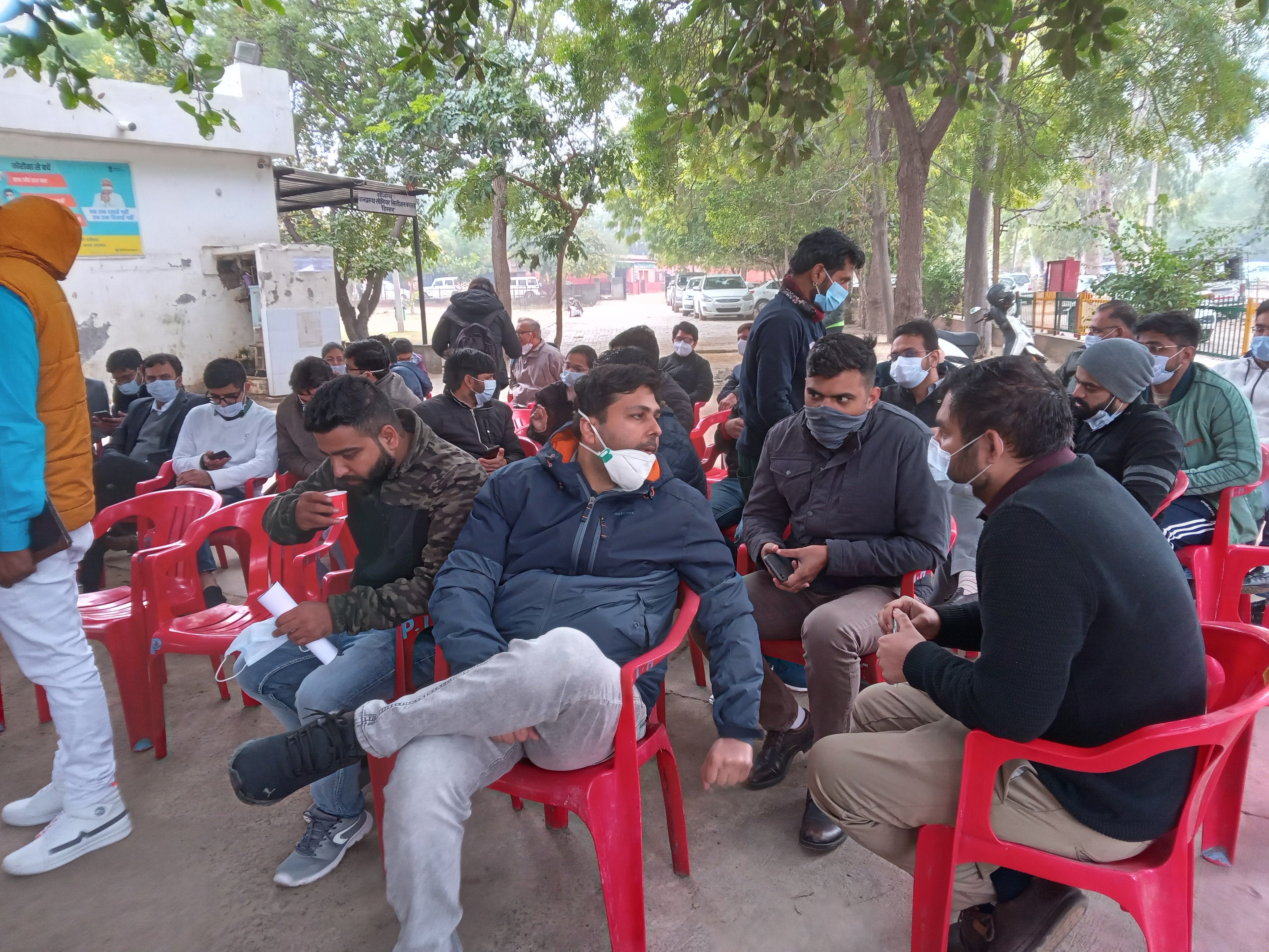 नागरिक अस्पताल में हड़ताल के चलते बाहर बैठकर विरोध जताते चिकित्सक।